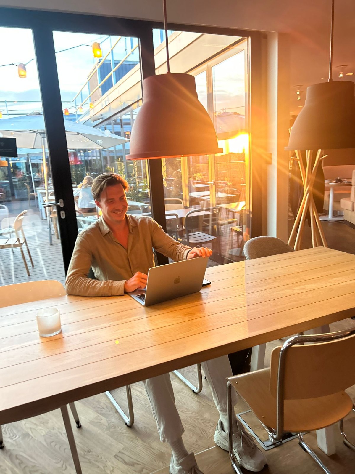 Mike Zoun aan het werk achter zijn laptop, bij avondlicht.
