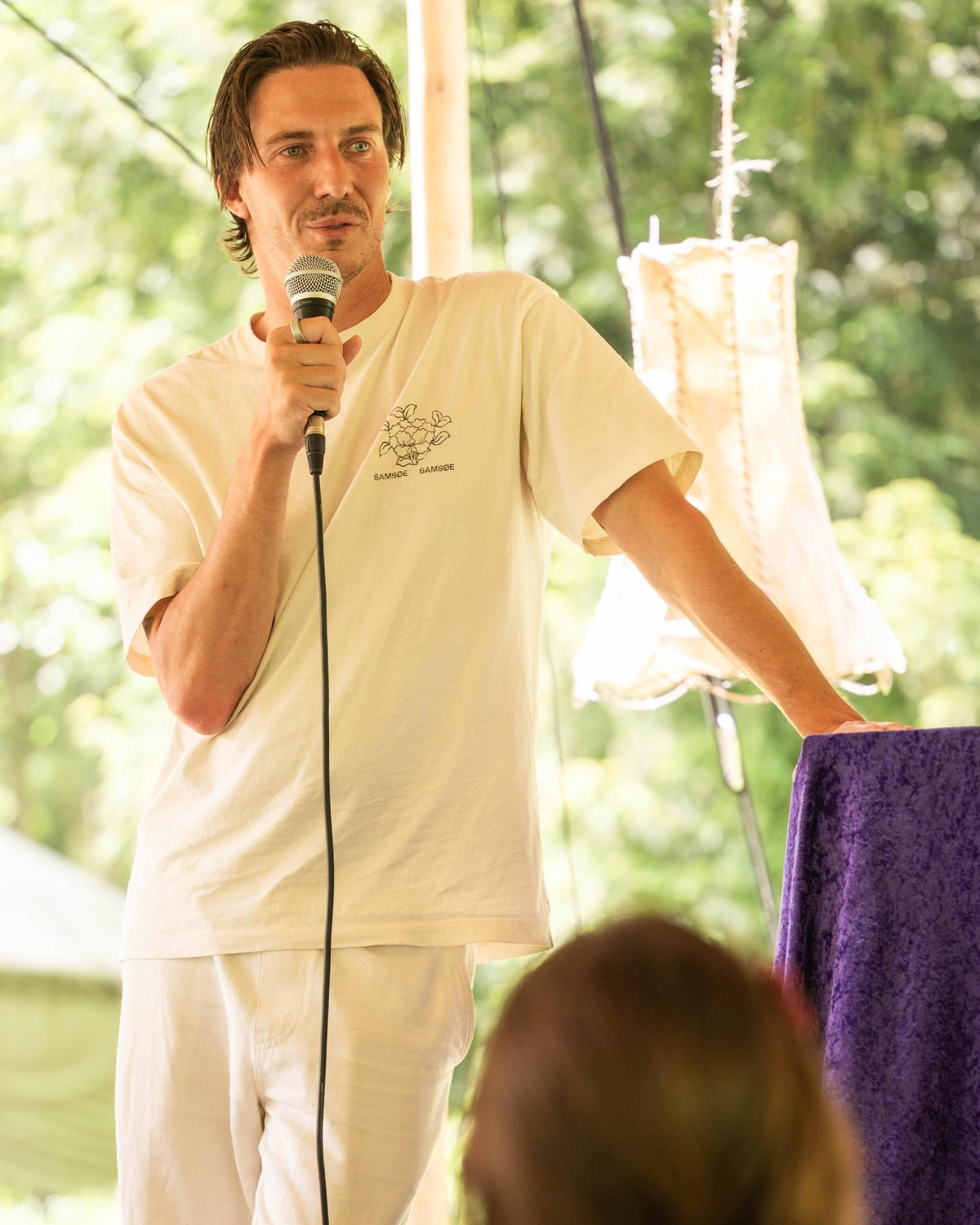 Mike Zoun spreekt een groep toe tijdens een sessie.
